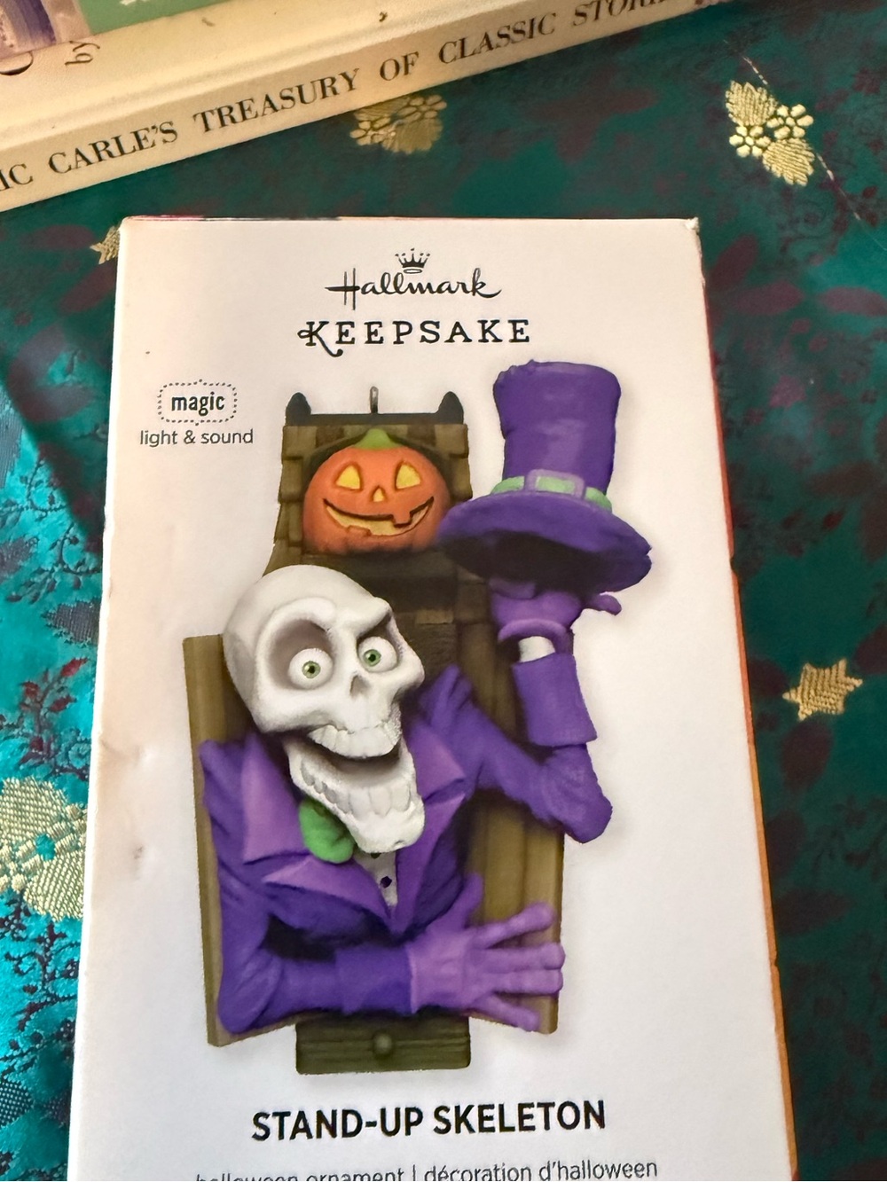 2013 HALLMARK KEEPSAKE HALLOWEEN ORNAMENT STAND UP SKELETON MAGIC LIGHTSOUND